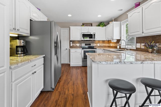 5124 Lakecrest Drive, Papillion, NE 68133