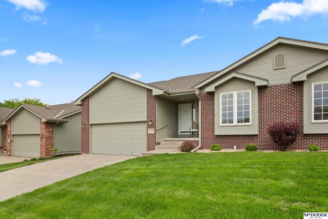 5124 Lakecrest Drive, Papillion, NE 68133