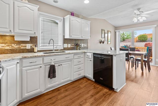 5124 Lakecrest Drive, Papillion, NE 68133