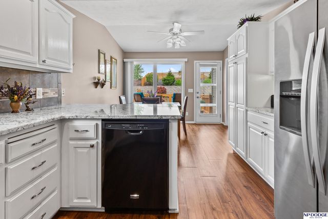 5124 Lakecrest Drive, Papillion, NE 68133