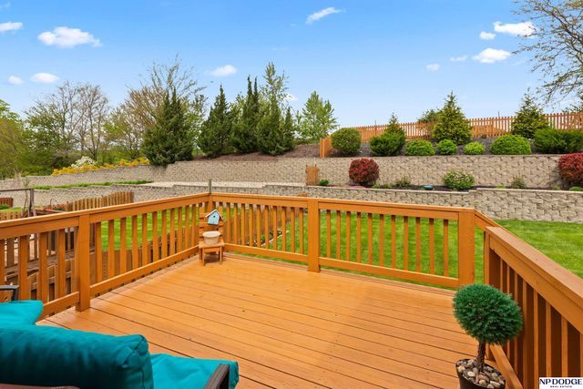 5124 Lakecrest Drive, Papillion, NE 68133