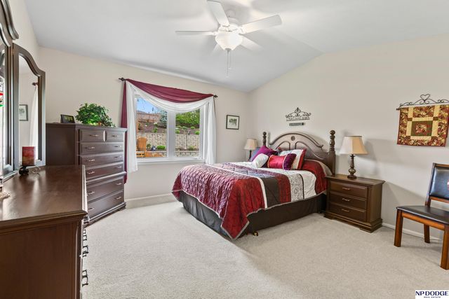 5124 Lakecrest Drive, Papillion, NE 68133