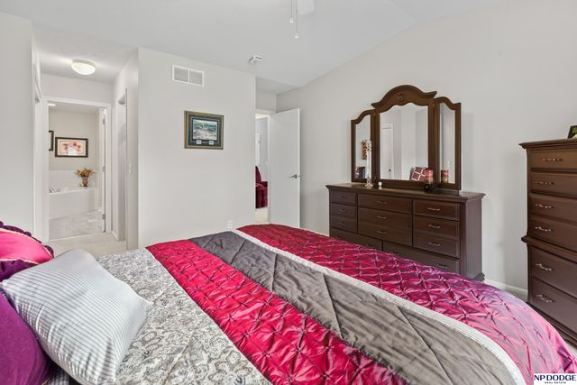 5124 Lakecrest Drive, Papillion, NE 68133
