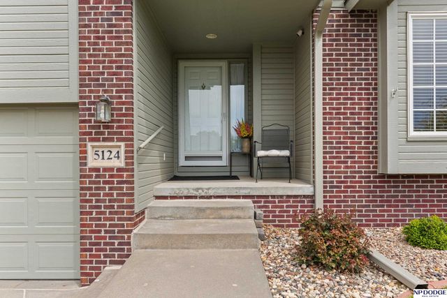 5124 Lakecrest Drive, Papillion, NE 68133