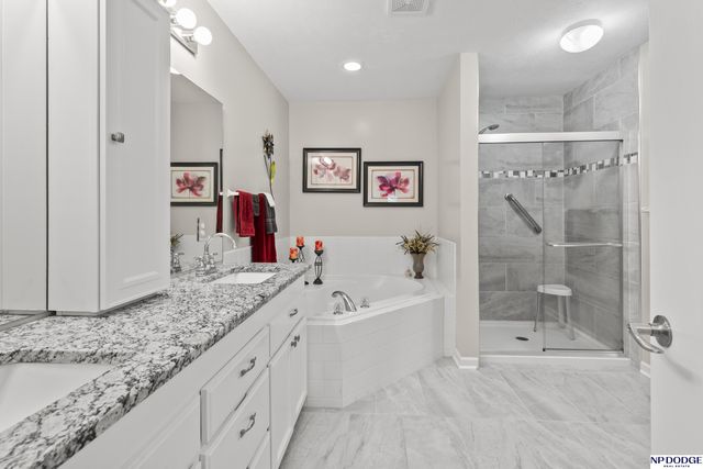 5124 Lakecrest Drive, Papillion, NE 68133