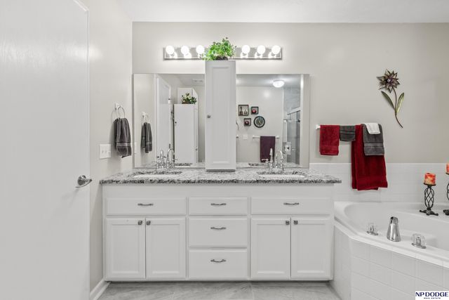 5124 Lakecrest Drive, Papillion, NE 68133