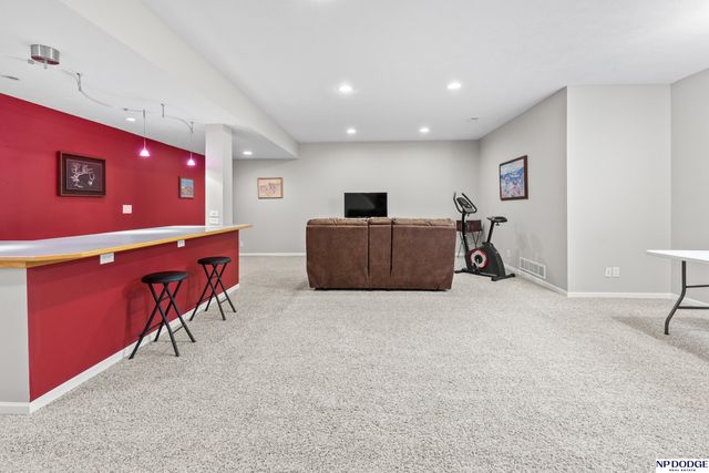 5124 Lakecrest Drive, Papillion, NE 68133