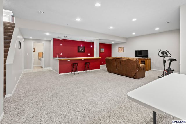 5124 Lakecrest Drive, Papillion, NE 68133