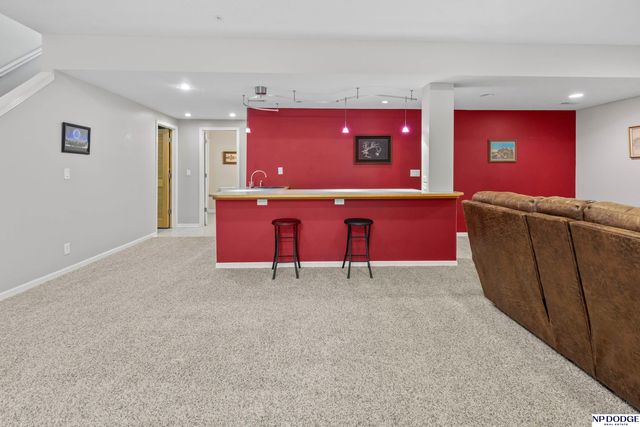 5124 Lakecrest Drive, Papillion, NE 68133