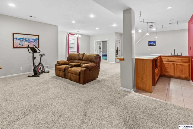 5124 Lakecrest Drive, Papillion, NE 68133