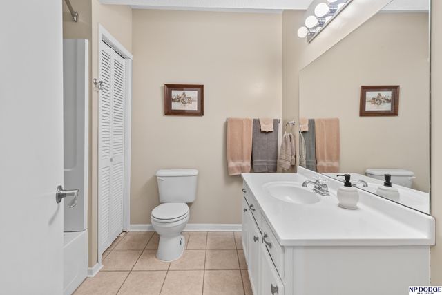 5124 Lakecrest Drive, Papillion, NE 68133