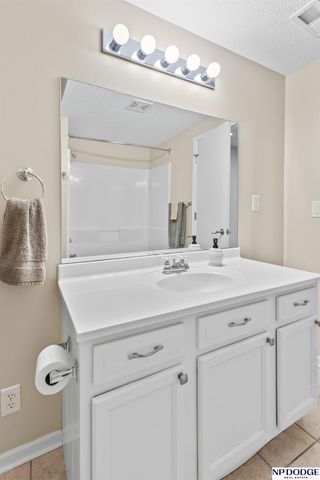 5124 Lakecrest Drive, Papillion, NE 68133