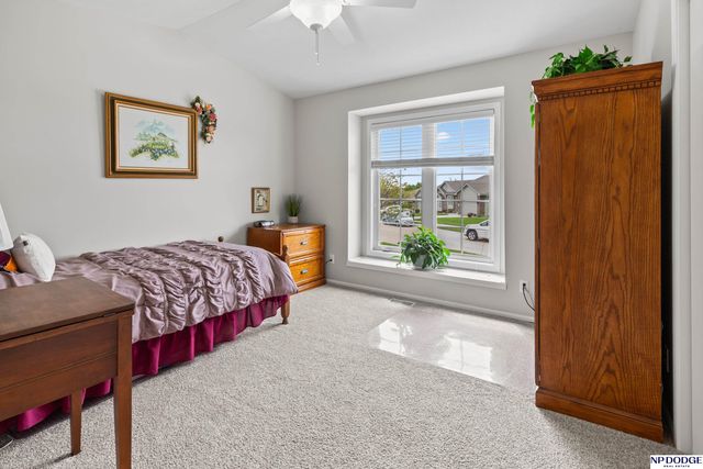 5124 Lakecrest Drive, Papillion, NE 68133