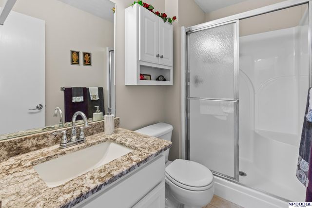 5124 Lakecrest Drive, Papillion, NE 68133