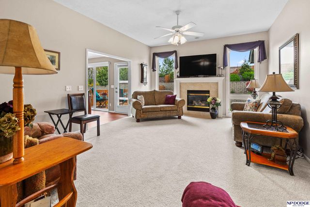 5124 Lakecrest Drive, Papillion, NE 68133