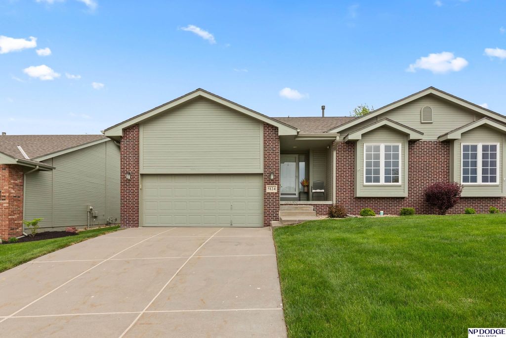 5124 Lakecrest Drive, Papillion, NE 68133
