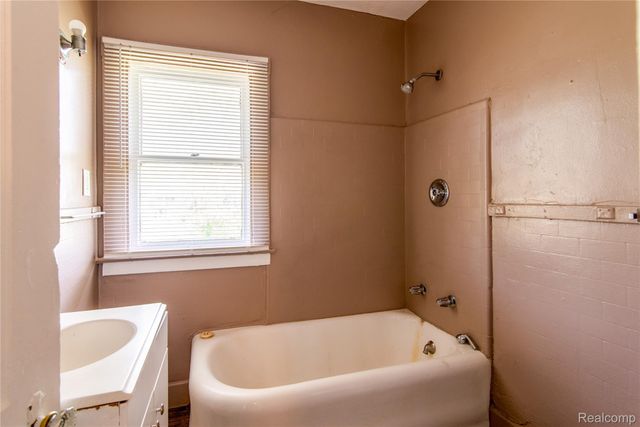 46 W Arizona Street, Highland Park, MI 48203