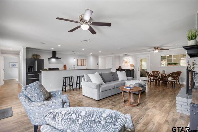 212 Treetop Ln, Hideaway, TX 75771