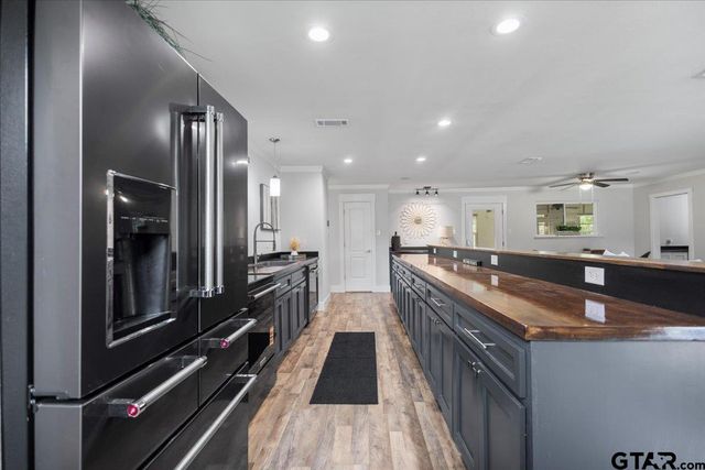 212 Treetop Ln, Hideaway, TX 75771