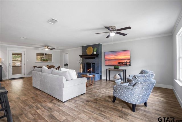 212 Treetop Ln, Hideaway, TX 75771