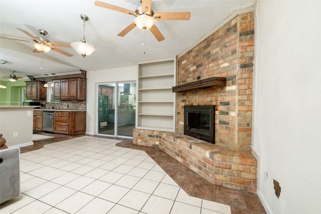 1517 Oakridge Court W, Azle, TX 76020