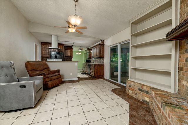 1517 Oakridge Court W, Azle, TX 76020