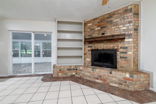 1517 Oakridge Court W, Azle, TX 76020