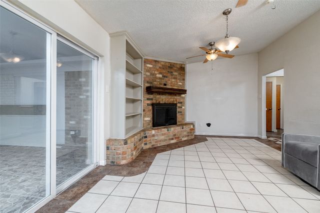1517 Oakridge Court W, Azle, TX 76020