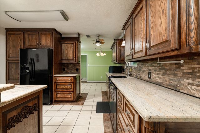 1517 Oakridge Court W, Azle, TX 76020
