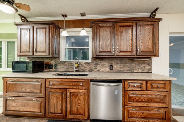 1517 Oakridge Court W, Azle, TX 76020