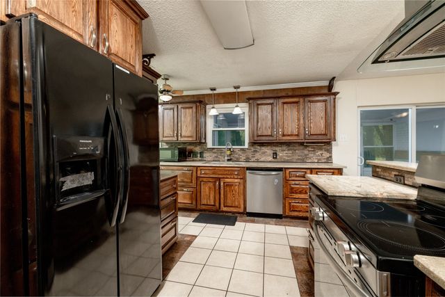 1517 Oakridge Court W, Azle, TX 76020