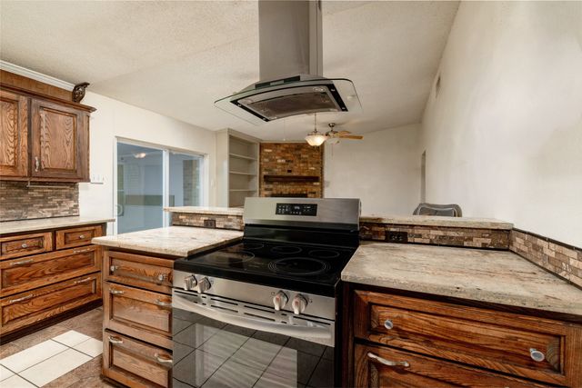 1517 Oakridge Court W, Azle, TX 76020