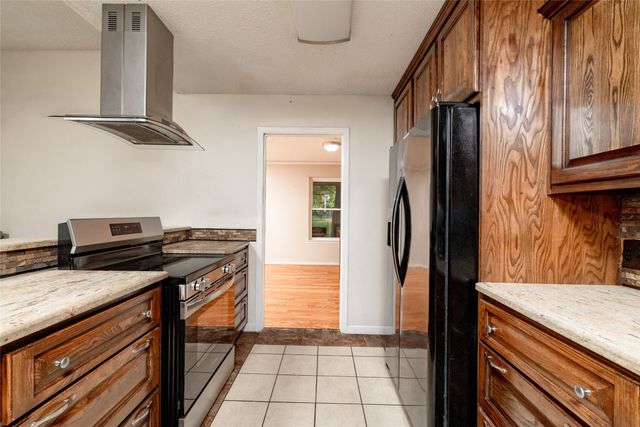1517 Oakridge Court W, Azle, TX 76020