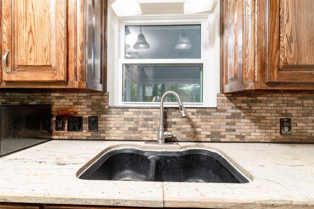1517 Oakridge Court W, Azle, TX 76020