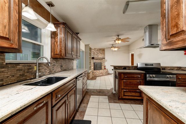 1517 Oakridge Court W, Azle, TX 76020