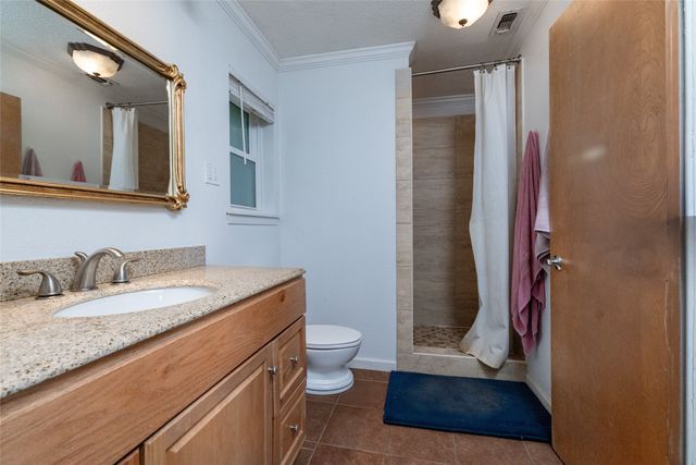 1517 Oakridge Court W, Azle, TX 76020