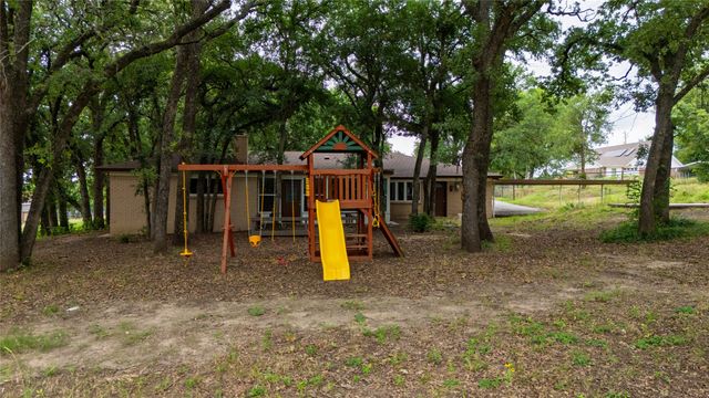 1517 Oakridge Court W, Azle, TX 76020