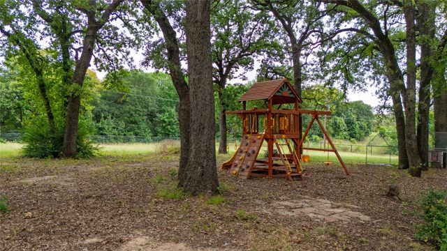 1517 Oakridge Court W, Azle, TX 76020