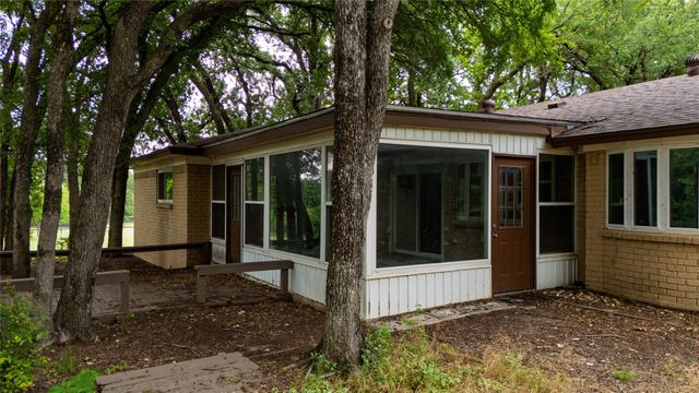 1517 Oakridge Court W, Azle, TX 76020