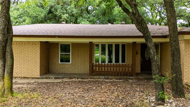 1517 Oakridge Court W, Azle, TX 76020