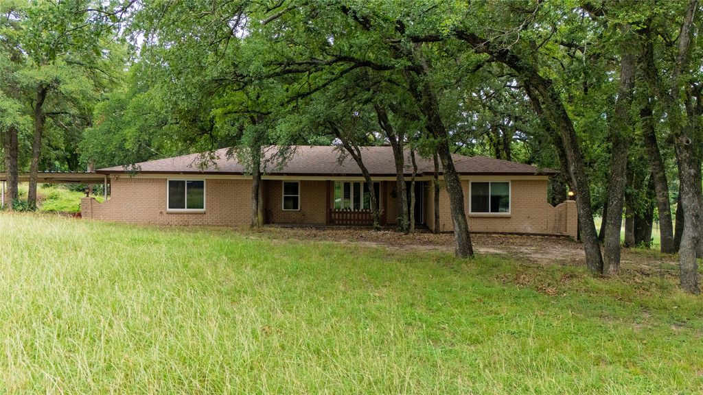 1517 Oakridge Court W, Azle, TX 76020