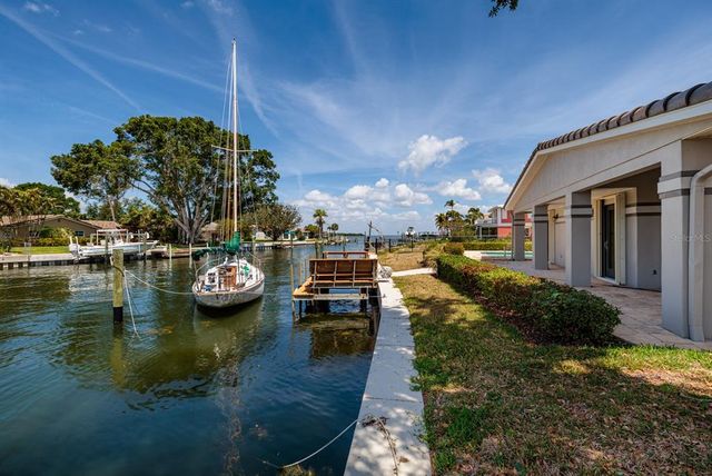 2063 ILLINOIS AVENUE NE, St Petersburg, FL 33703