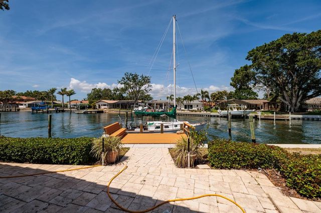 2063 ILLINOIS AVENUE NE, St Petersburg, FL 33703