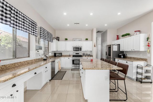 10625 W HARMONY Lane, Peoria, AZ 85382