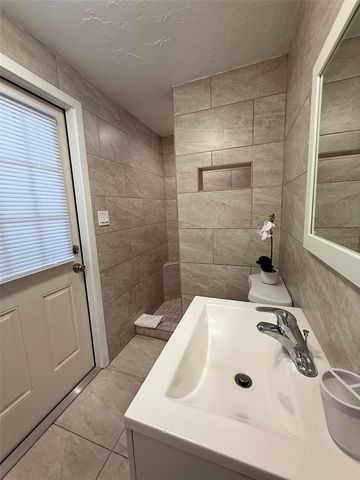 828 S TUTTLE AVENUE B, Sarasota, FL 34237