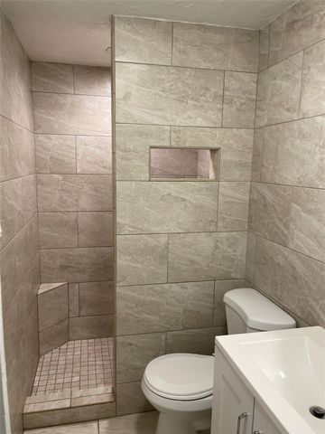 828 S TUTTLE AVENUE B, Sarasota, FL 34237