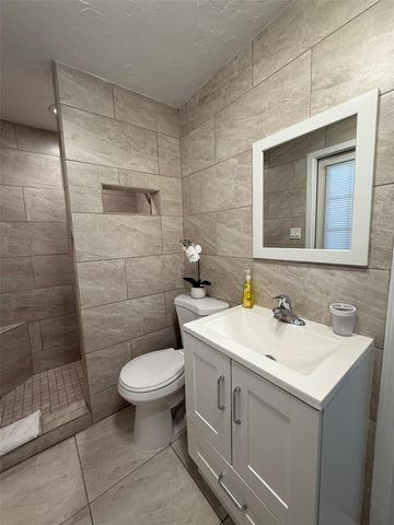 828 S TUTTLE AVENUE B, Sarasota, FL 34237