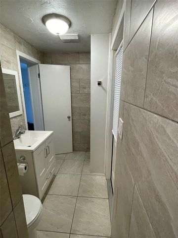 828 S TUTTLE AVENUE B, Sarasota, FL 34237