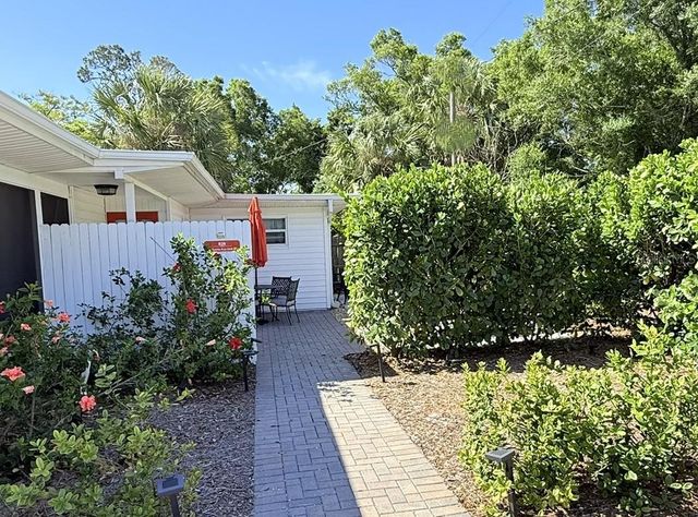 828 S TUTTLE AVENUE B, Sarasota, FL 34237