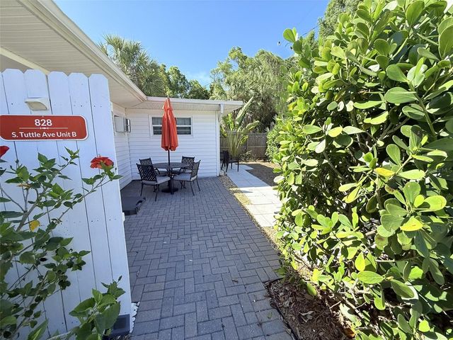 828 S TUTTLE AVENUE B, Sarasota, FL 34237